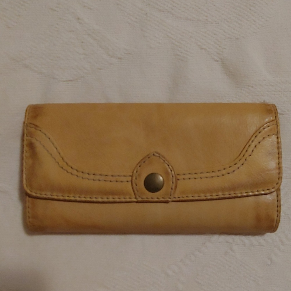 Frye NWT Campus Rivet Wallet Banana